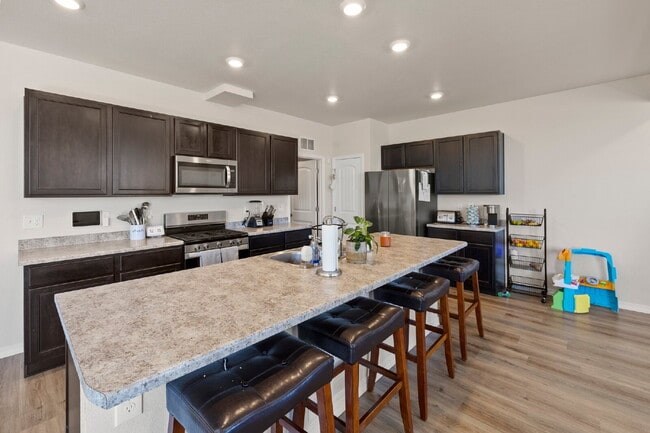 Building Photo - Bright and Beautiful Home with Gourmet Kit...