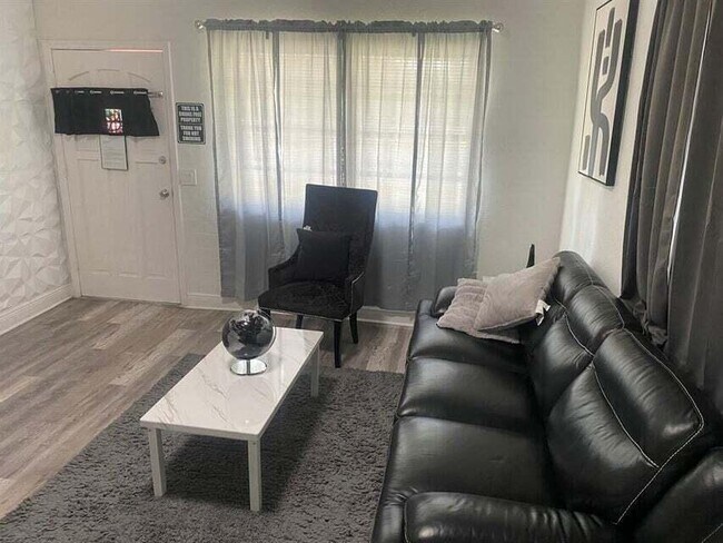 Building Photo - 538 SW 7th St