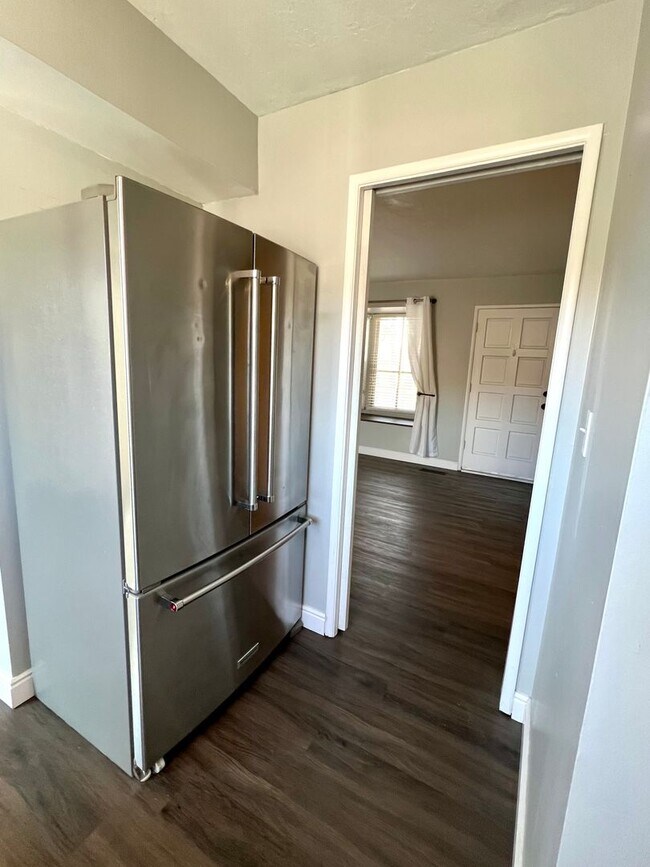 Building Photo - Rare find! Pristine townhome near Trax!