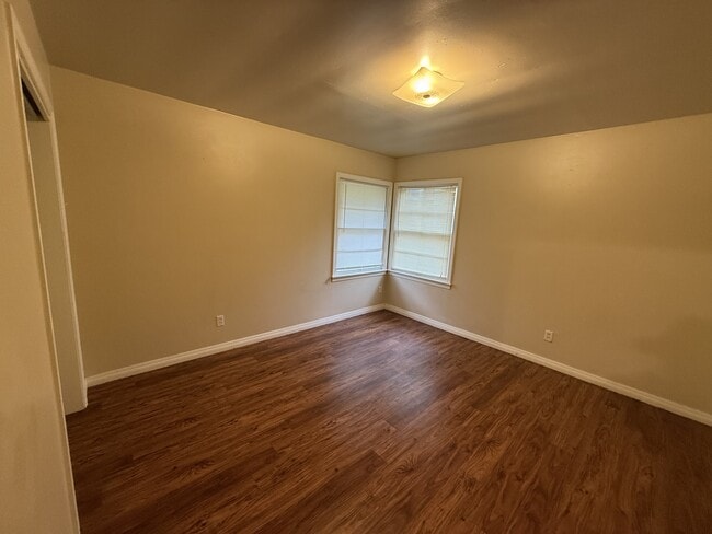 Building Photo - 608 W Kings Rd