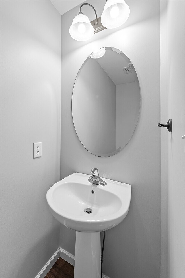 Building Photo - 467 Parkgate Dr