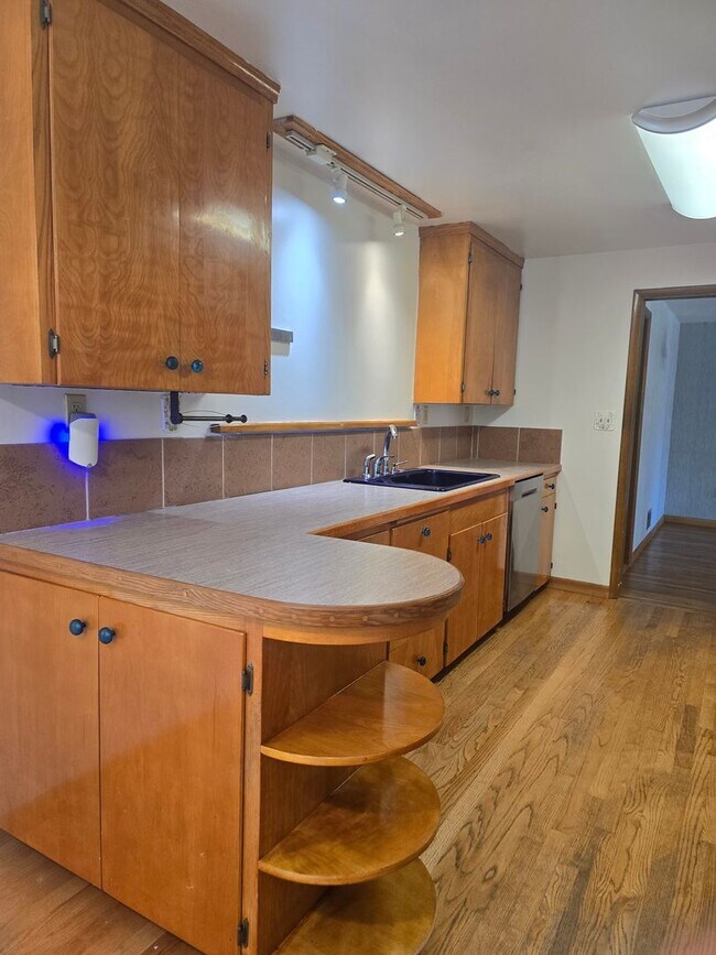 Building Photo - Spacious North Tacoma Rambler