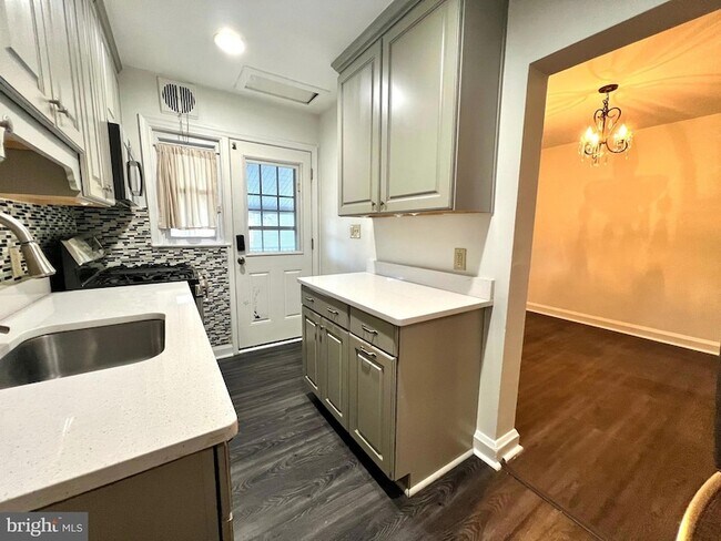 Building Photo - 603 Middlesex Rd