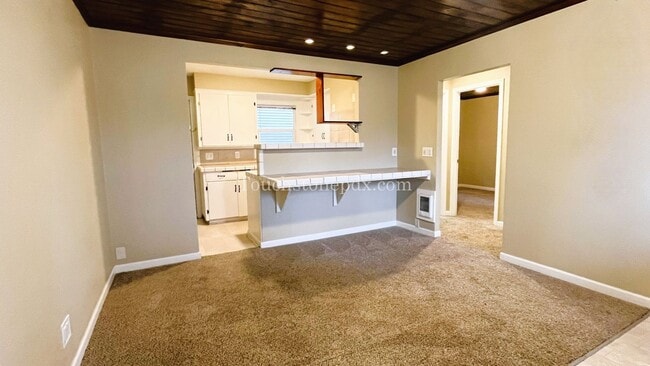 Building Photo - *$700 OFF SECOND MONTHS RENT* Cozy Urban L...