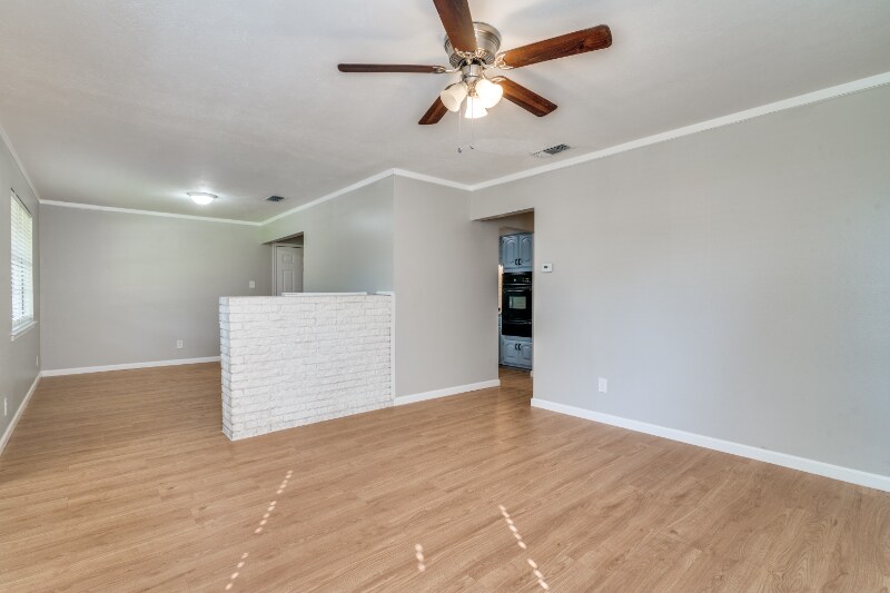 Building Photo - 404 Valentine Ln