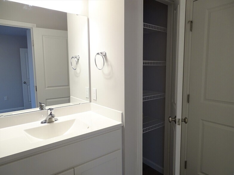 Building Photo - 14 Cobblestone Ct