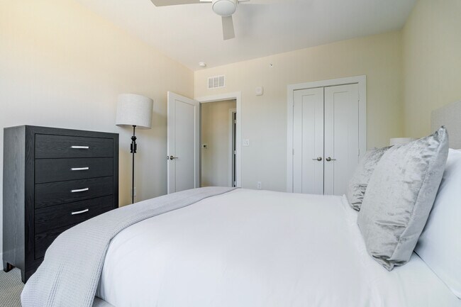 Building Photo - 1501 W Howard Ln