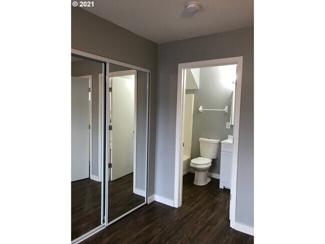 Building Photo - 6867 N Fessenden St