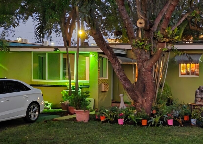Outdoor Private Enterance - 2020 NE 4th Ave