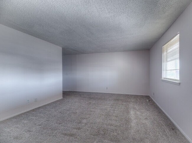 Building Photo - 2 Bedroom 1 Bath Duplex