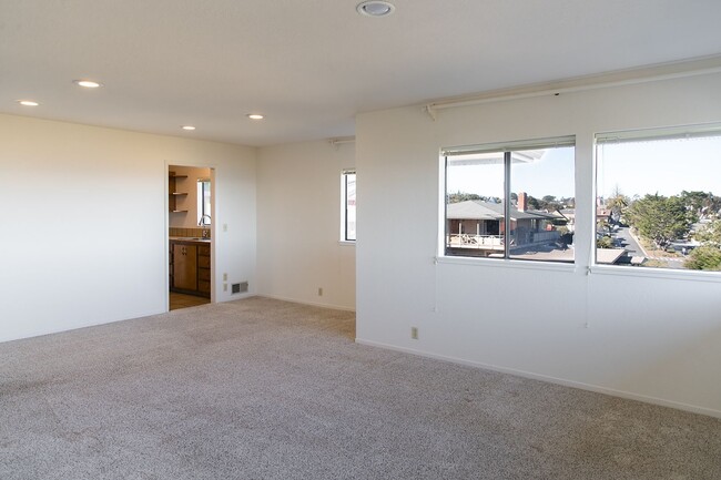 Building Photo - 2 Bedroom 2 Bath Condo in Pacific Grove NO...