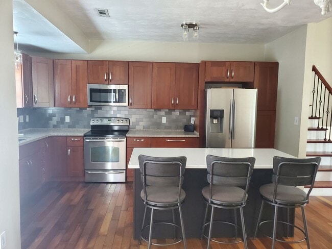 Building Photo - Deep Creek