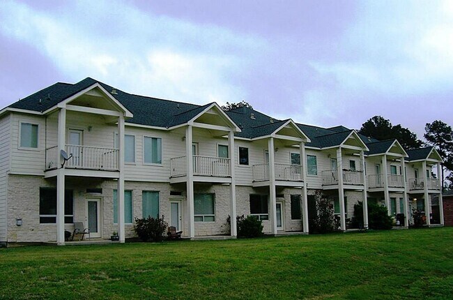 Building Photo - 16020 Fountainview Dr