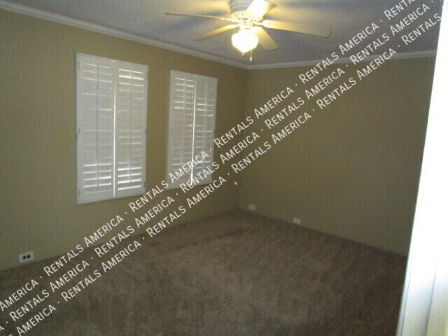 Building Photo - 711 E North Ln