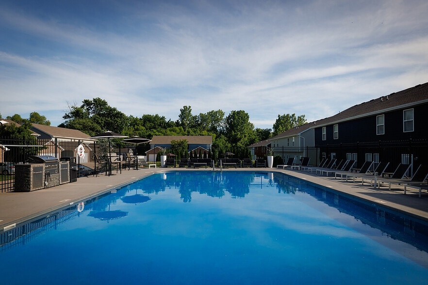 Sparkling-Pool-The-Row-Apartments-Near-Mizzou - The Row