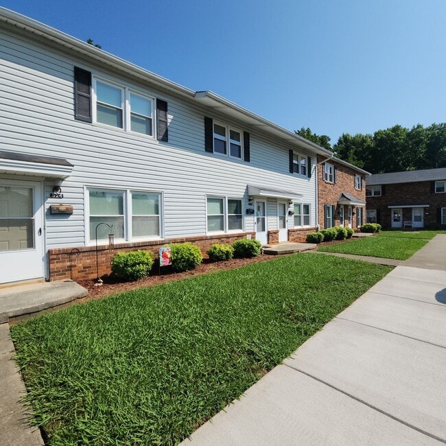 Primary Photo - 2 Bedroom Townhouse Apartment FOR RENT in ...