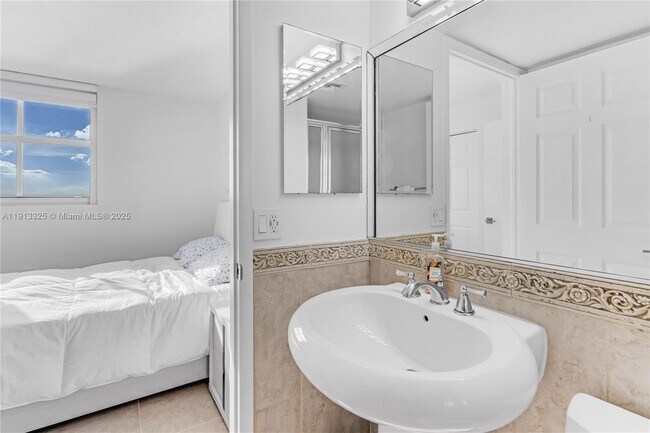 Building Photo - 5880 Collins Ave