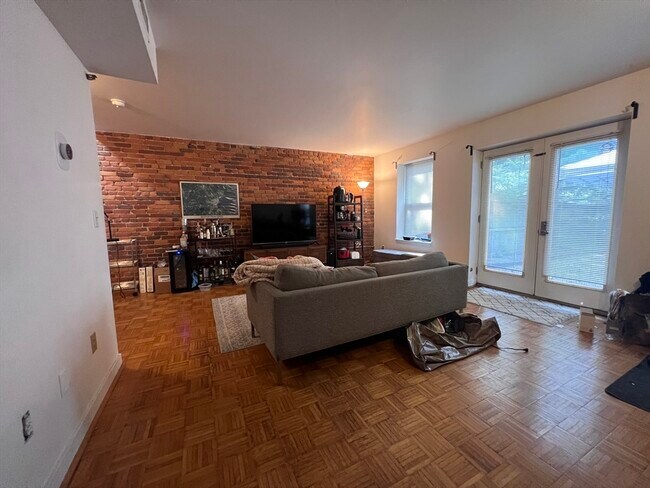 Building Photo - 71 Fulkerson St