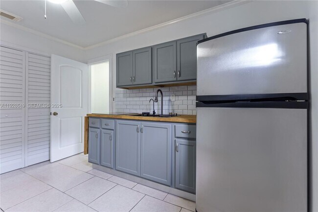 Building Photo - 2732 W 72nd Pl