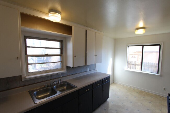 Building Photo - 1-Bedroom on Flagstaff’s Eastside | Single-Level Living