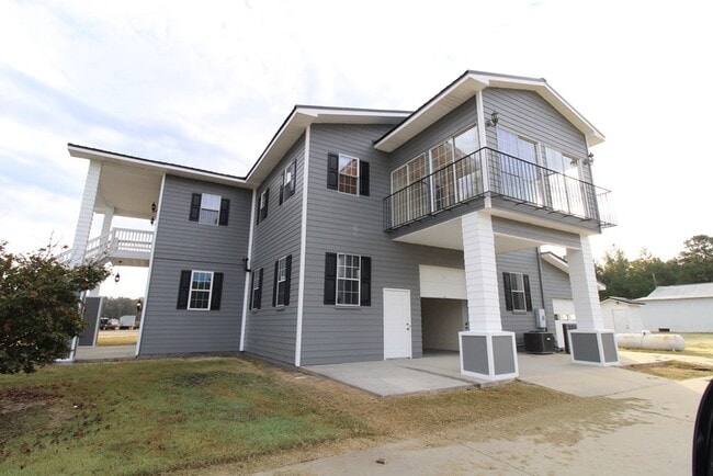 Building Photo - 900 Race Track Rd