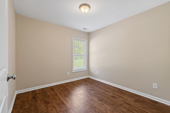 Building Photo - 3 bed 2 bath Ranch Style Duplex