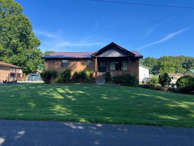 Building Photo - 2 bedroom, 1.5full bath House for rent on ...