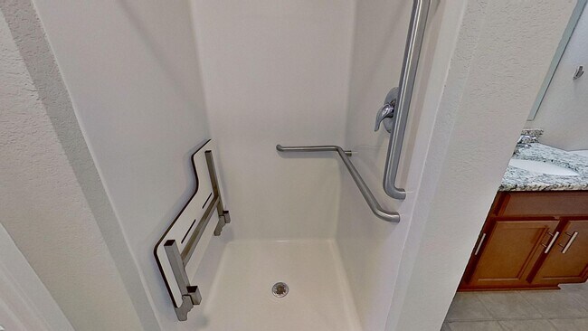 Building Photo - Condo Style Lower 1 Bedroom 1 Bathroom Apartment