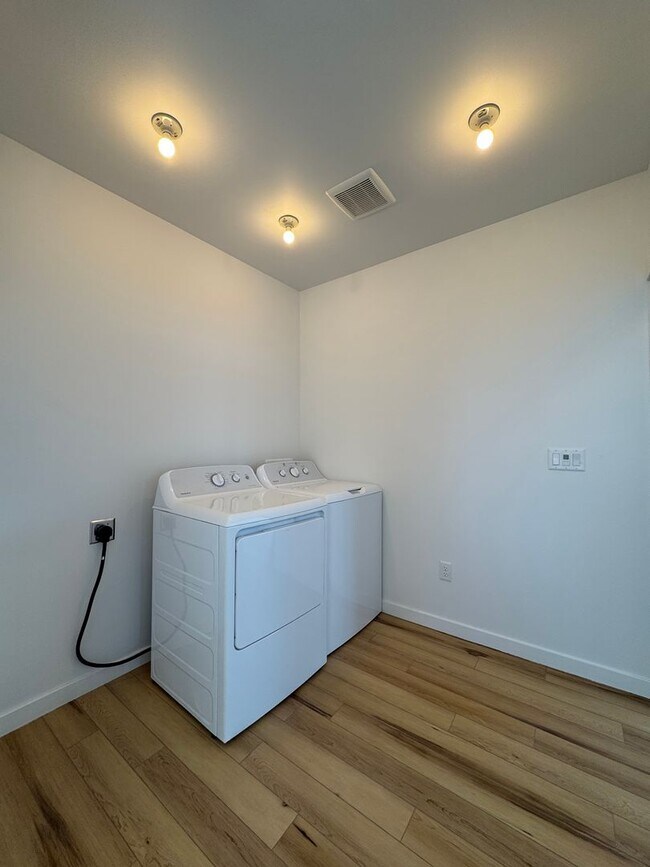 Building Photo - Spacious 4-Bedroom, 3-Bath Home with Stunning Views