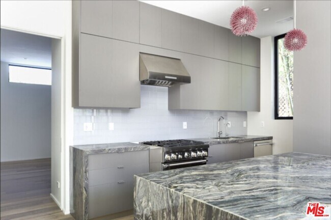 Building Photo - 1033 1/2 Grant St