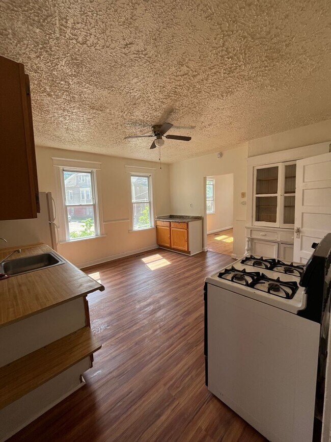 Building Photo - 2 bed 1 bath located right off Brady St - ...