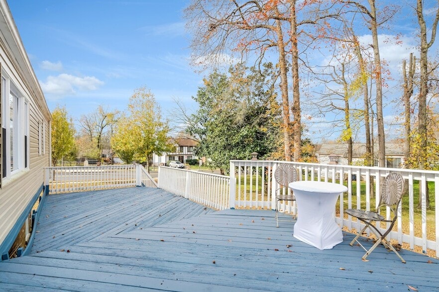 Deck - 900 E Tantallon Dr