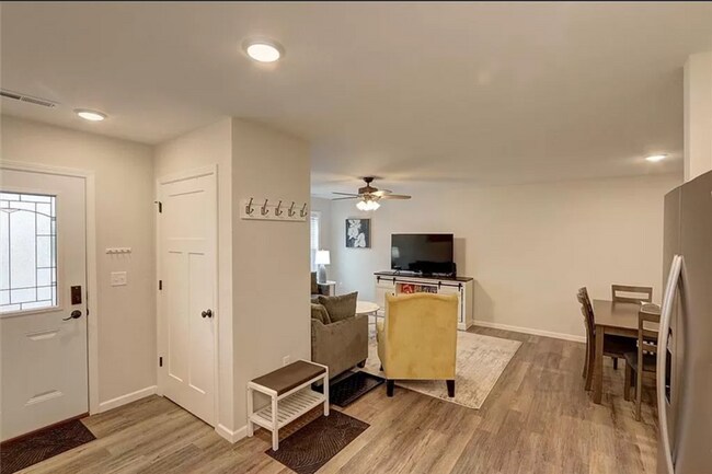 Building Photo - 10008 Aspen Ln