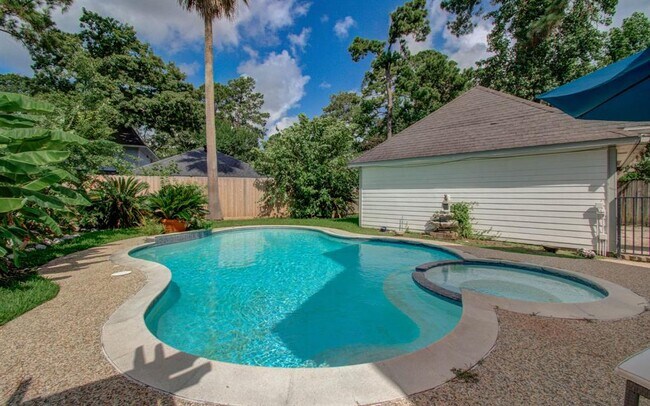 Building Photo - 18307 Forest Elms Dr