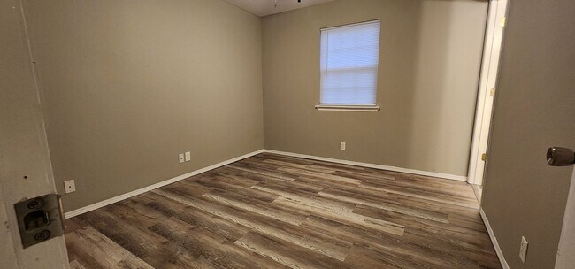 Building Photo - Nice Newly Remodeled 2 Bed 2 Bath Apartmen...