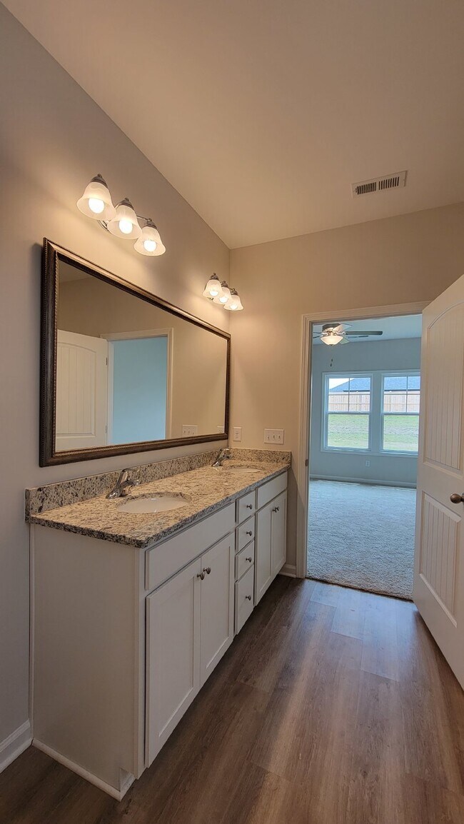Building Photo - Your Ideal Home Awaits in Simpsonville