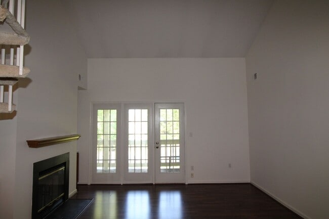 Building Photo - Very well maintained 2-bedroom 2-bath cond...