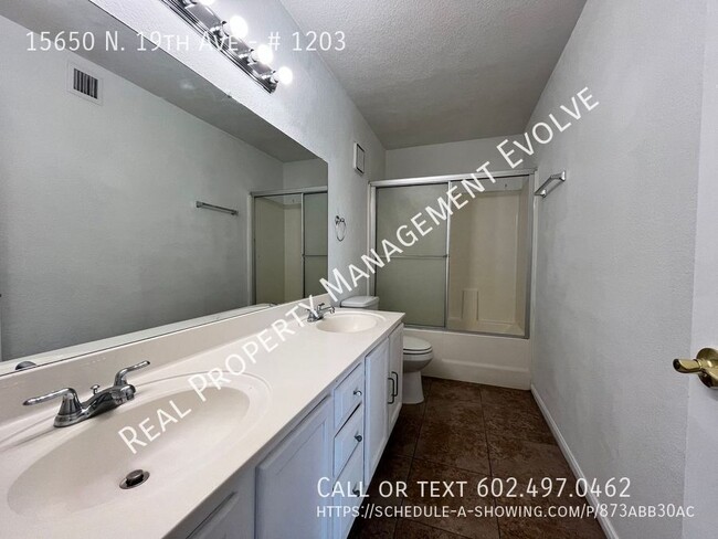 Building Photo - Phoenix Townhome is Move-in Ready! MOVE-IN...