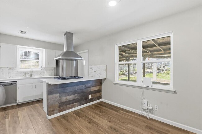 Building Photo - 404 Seminole Dr