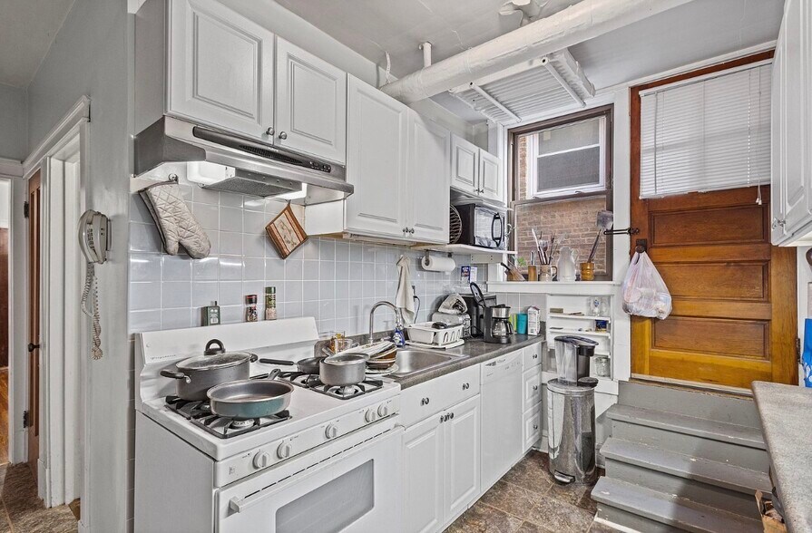 Building Photo - 6835 N Wolcott Ave