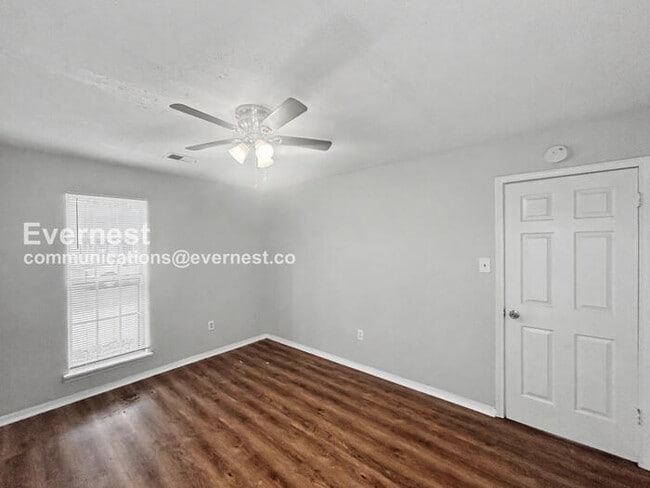 Building Photo - 3400 Laurelwood Dr