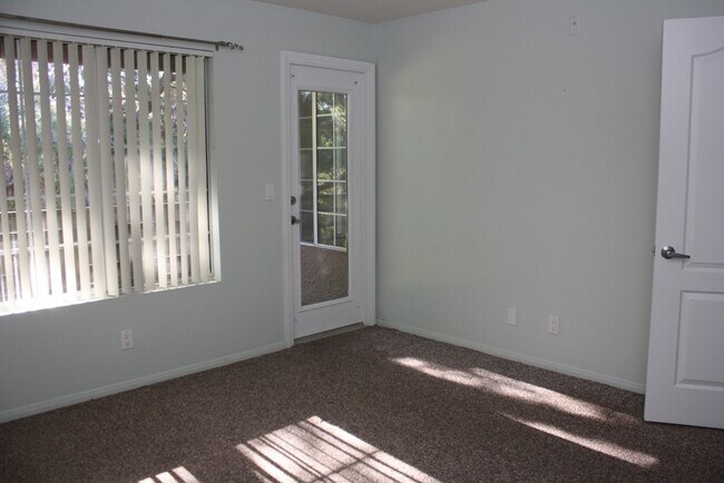 Building Photo - Cute & Cozy Condo Close to UNLV