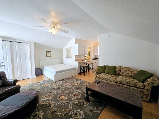 Building Photo - Charming Upstairs Studio Apartment | 4805 Valhalla Ln, Plant City, FL 33565