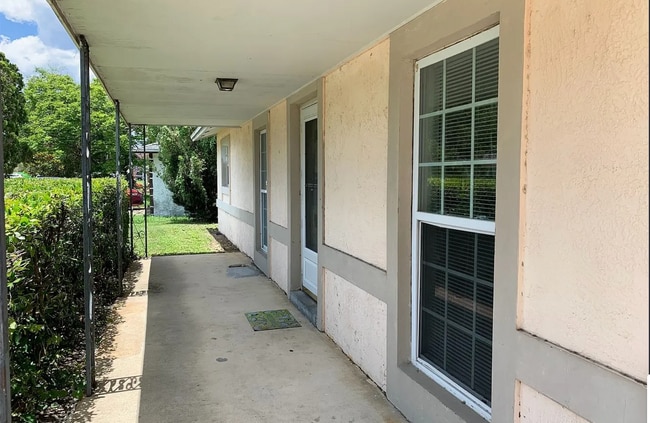 Building Photo - 3 bed 2 bath pool home for rent in East Orlando