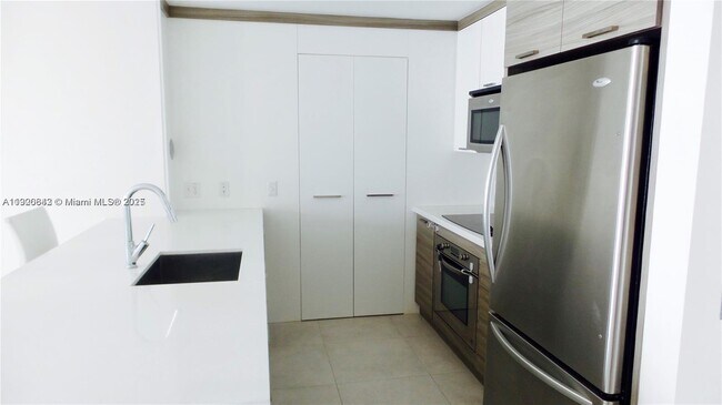 Building Photo - 300 S Biscayne Blvd