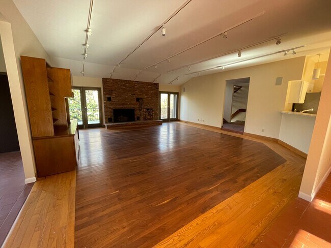Building Photo - Glenview Hills HUGE 3 Bedroom 2.5 Bath Hom...