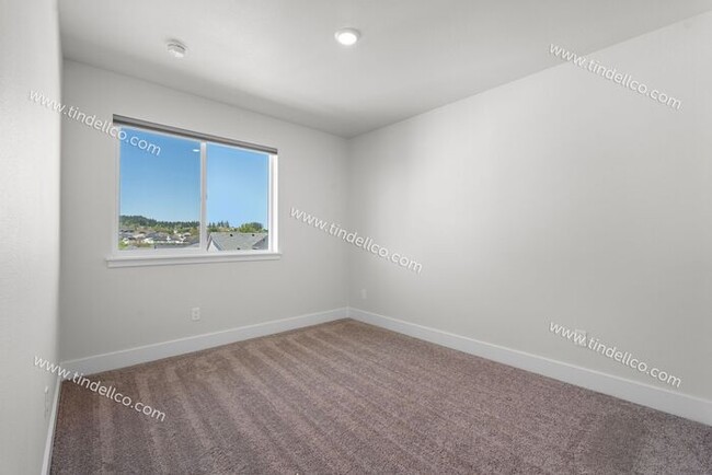 Building Photo - 3 Bedroom 2.5 Bathroom Stunner with Covere...