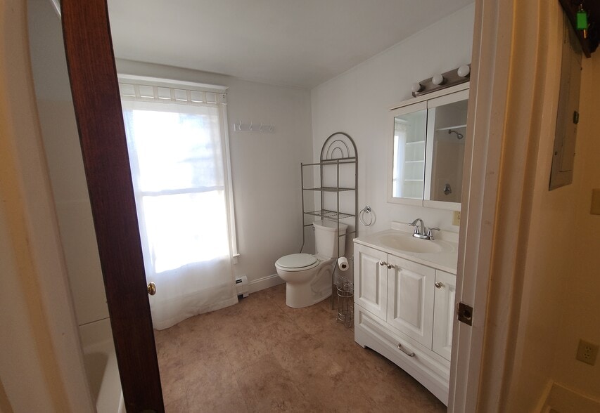 Building Photo - 27 Orient St