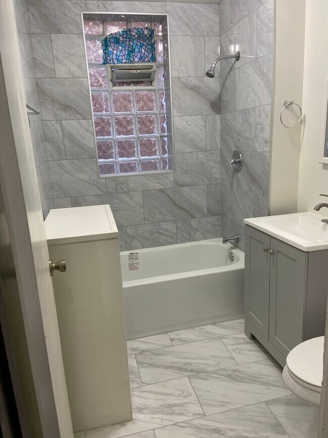 Building Photo - 622 N Trumbull Ave