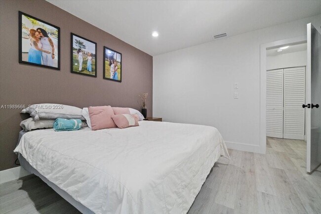 Building Photo - 3627 Cocoplum Cir